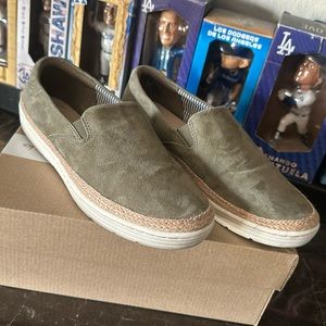 Clark’s olive slip on 9